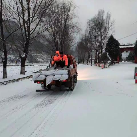 除雪保畅    守护群众出行平安—盂县东公路管理段