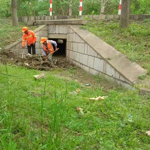 盂县东公路管理段 开展路基排水设施清淤疏堵专项行动