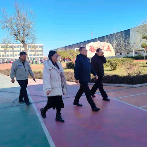 以身作则，守护校园食品安全——区教育局领导赴金桥小学高丽铺校区食堂陪餐