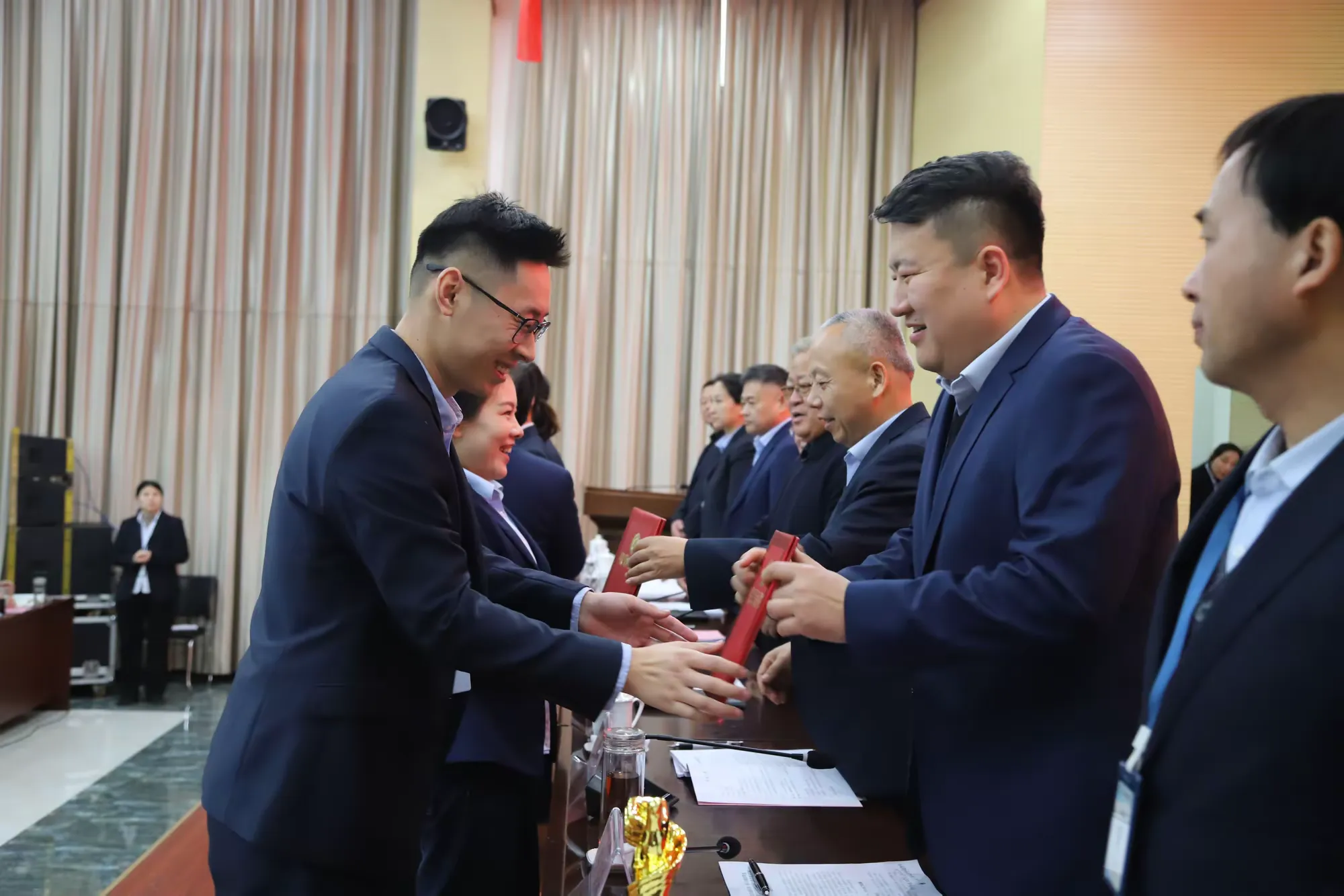 简篇-荣誉激励奋进
榜样领航前行
——正信集团召开2024年度工作总结表彰会议