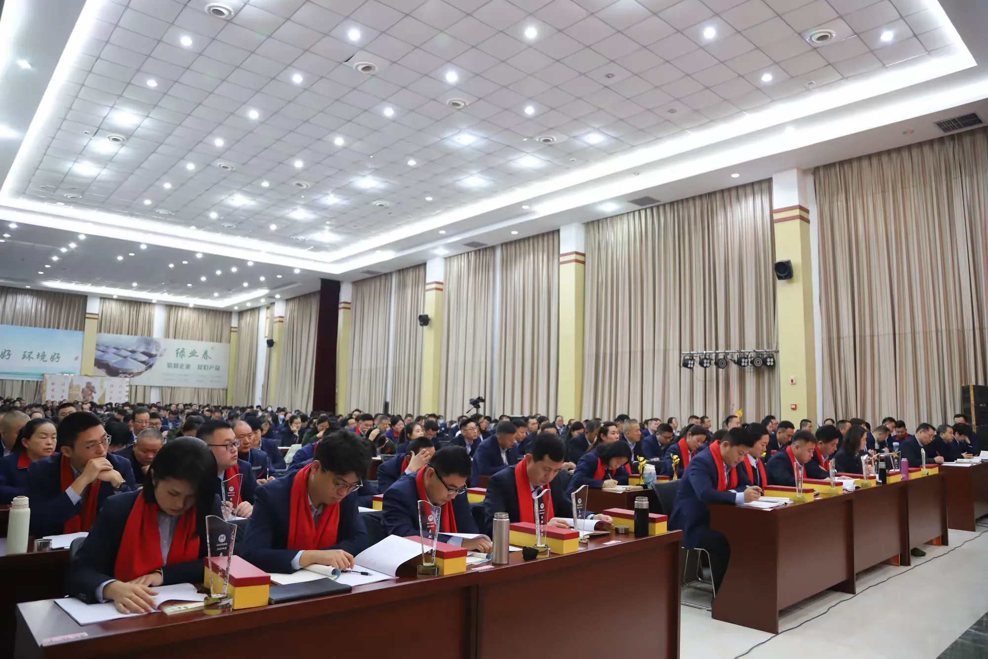 简篇-荣誉激励奋进
榜样领航前行
——正信集团召开2024年度工作总结表彰会议
