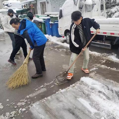 立足岗位做贡献 清雪除冰暖人心