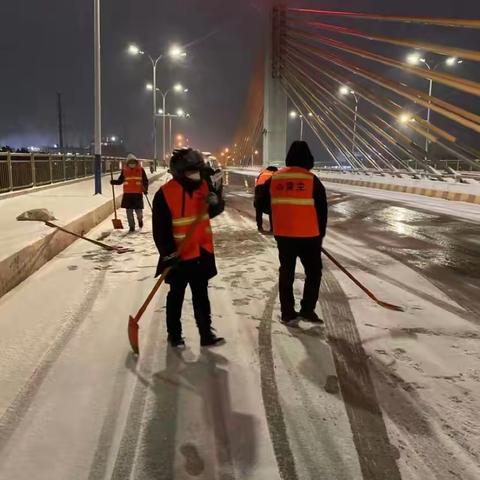 平顶山高新区浴“雪”奋战，齐心协力，做道路的“守护”者