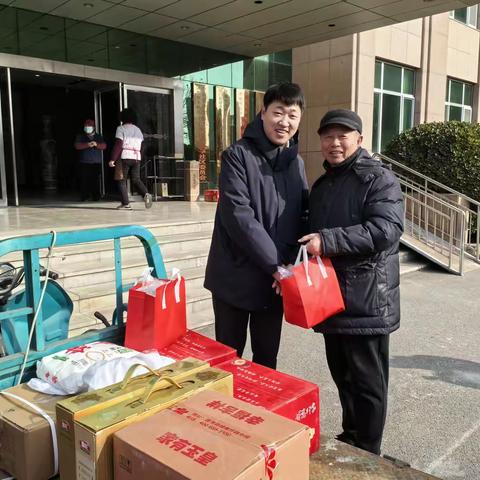 【天桥-泺口】香磨李社区为在职职工和自管退休老年人发放春节福利