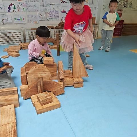 人和街道中心幼儿园第一分园托一班建构区观察记录