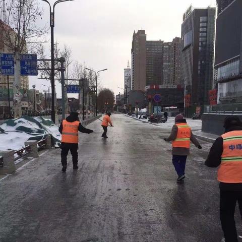 风雪里坚守 昼夜中奋战 西工区城管局环卫中心全力开展扫雪除冰工作