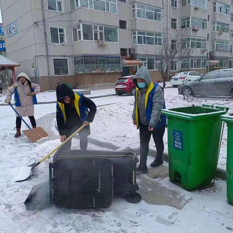 垃圾桶着火 网格员合力扑灭消除安全隐患