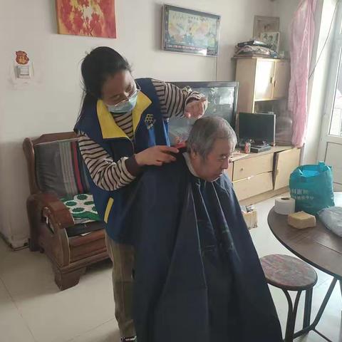 让胡路区乘风街道乘新二社区网格员赵连坤【一把剪刀暖民心，解决老人“头等”大事】