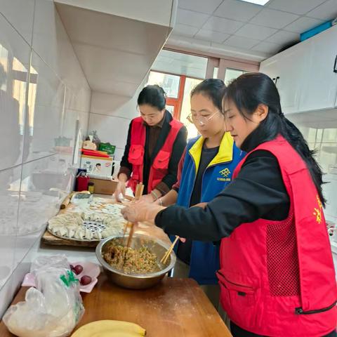 立冬递暖韵 情系百岁翁——乘新二社区上门包饺子践行为老初心