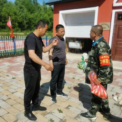 “大调研、大走访、大攻坚”-----韩家园林业局兴隆林场 “端午”节前走访慰问一线职工