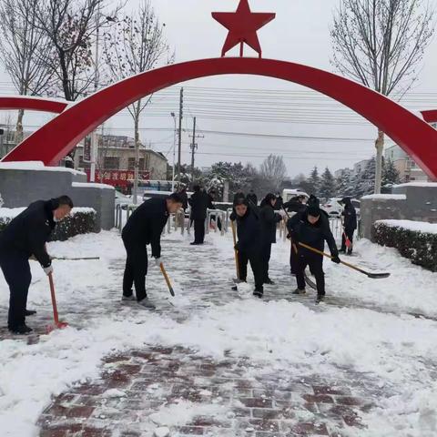 〔舞阳城管〕寒风啸 北雪飘  扫雪除冰火焰高