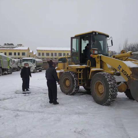 环卫清雪保畅通  敬业奋战风雪中