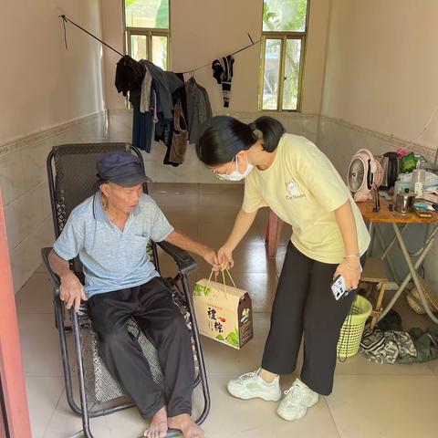 英州镇党委委员林焕萍端午前夕走访慰问脱贫户