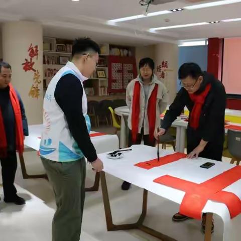 建新街道与民盟历下共同举办“同心·服务在社区 ”迎新春笔会暨走访慰问活动