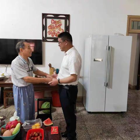 区委办公室开展“七一”走访慰问活动