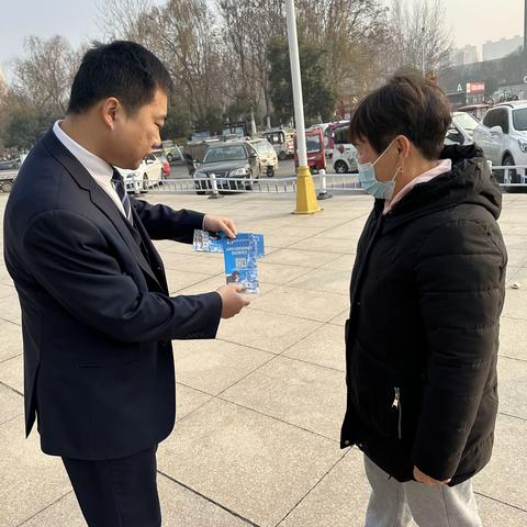 虞城通商村镇银行利用学雷锋日开展反假货币和拒收现金宣传活动