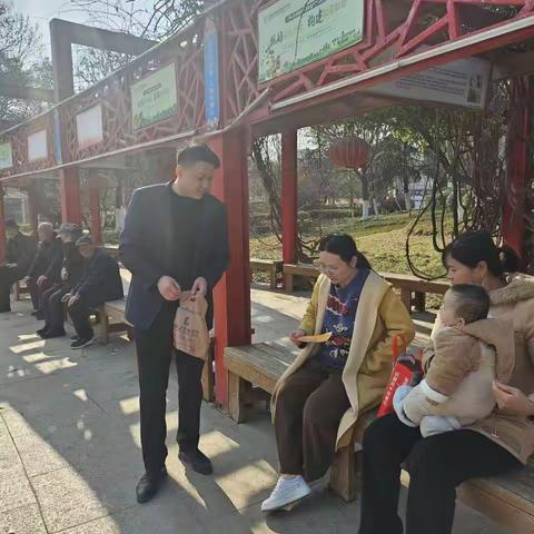 虞城通商村镇银行利用3·15消费者权益日开展反假货币和拒收现金宣传活动