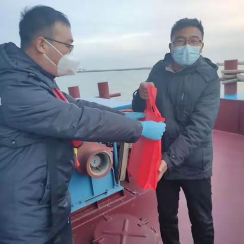 情系船民送温暖：洙水河航道青年志愿服务队在行动