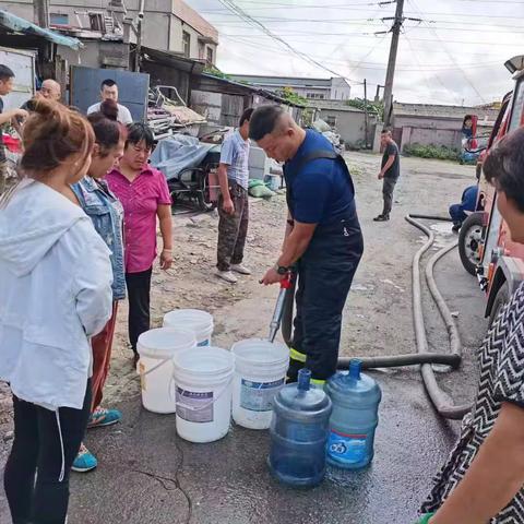 香坊区消防救援大队“上门送水”解群众燃眉之急