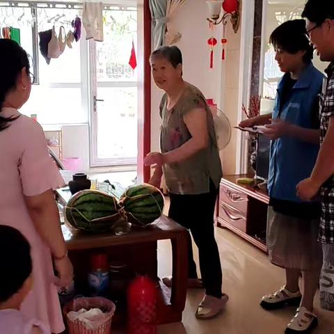 【夏日送清凉】榆山街道锦东社区:为困难群体送西瓜，撑起爱心绿荫