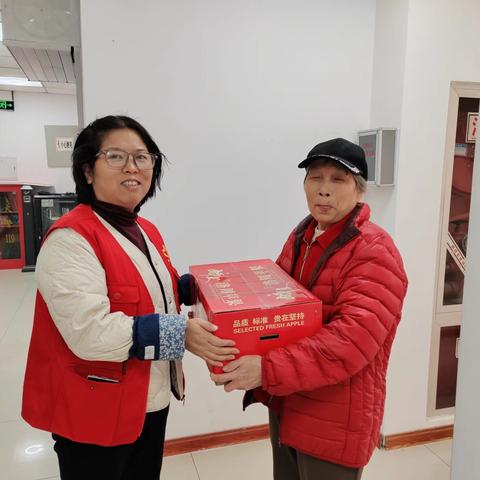 【碑林区张家村街道新时代文明实践站】义诊送暖，苹果传情——红缨“N+”志愿者为独居老人织就“暖心关爱网”