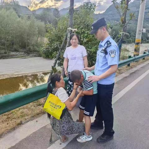 【夏季行动-27】小学生闹情绪执意出走  好民警耐心疏导交还家长——双石铺派出所民警耐心疏导一小学生安全返校