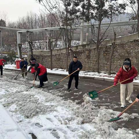 寺坡街道羊角山社区：志愿铲雪 社区居民齐上阵