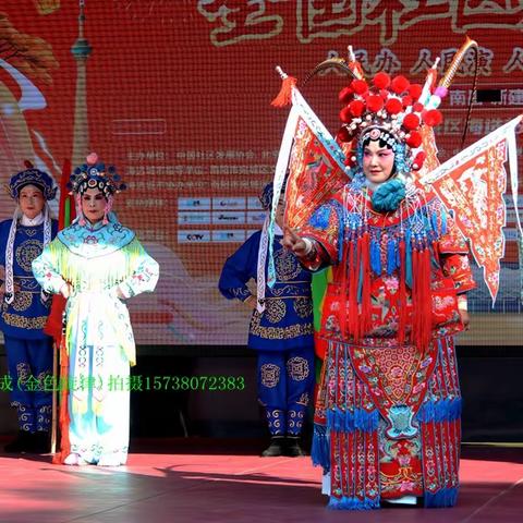 南阳戏曲爱好者演出戏曲节目很受欢迎 有豫剧、黄梅戏等