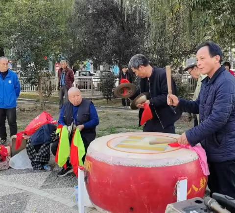 南阳市区北京大道民间旱船表演热火朝天