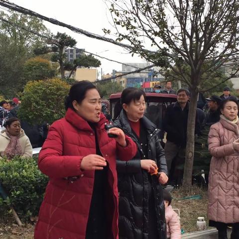 南阳戏曲爱好者在北京大道公园演唱受观众喜爱