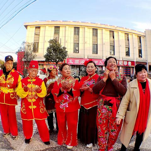 南阳市区挹秀公园进行跑旱船等文艺活动