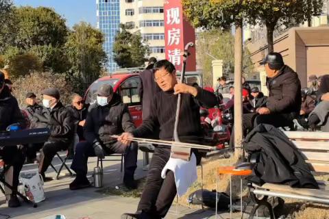 南阳市区戏曲爱好者演出戏曲节目受欢迎