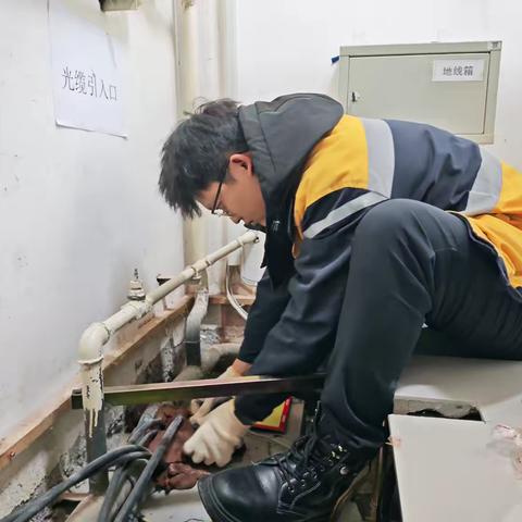 奎屯通信车间奎屯工队：春节前通信机房“体检”，守护通信“生命线”