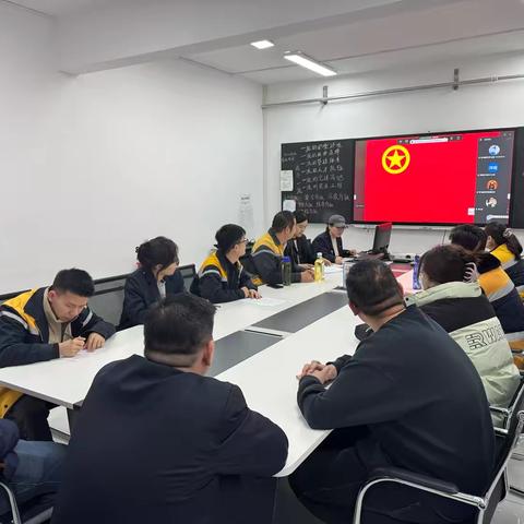 践行雷锋精神 清扫站区积雪