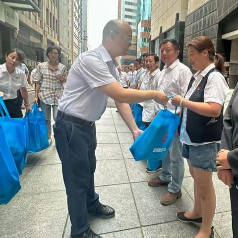 百联股份领导高温慰问一百物业一线员工