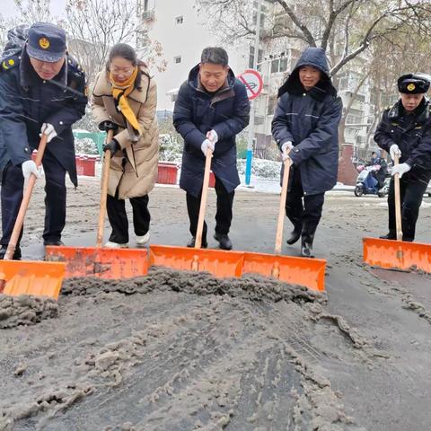 哪怕大雪纷飞 他们依然坚守岗位