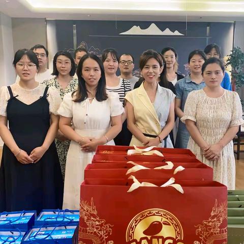 "金秋送爽，中秋佳节——传承文化，共享团圆"