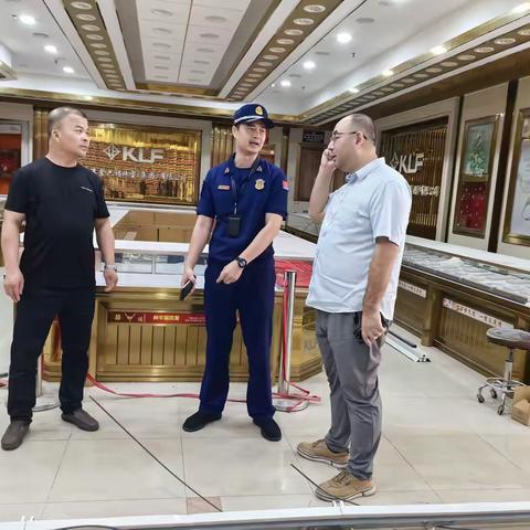 “电动自行车安全隐患全链条整治”——燕罗消防救援所所长陈炼斌带队开展消防夜查行动