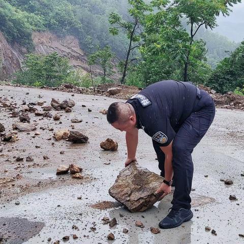 【汉中巡特警】暴雨来袭 西乡公安巡特警奋战在抗洪抢险一线