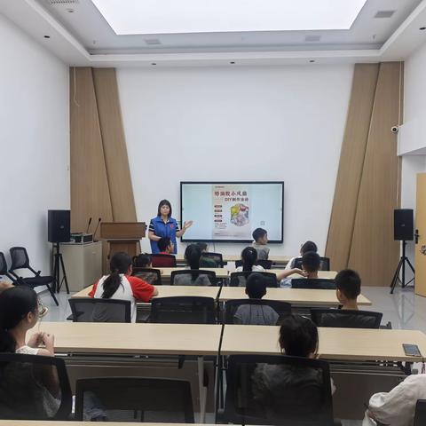 凤凰城社区七彩假期“DIY手持小风扇”社会实践活动