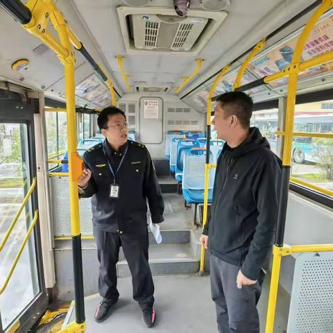 长假不松懈   公交保安全