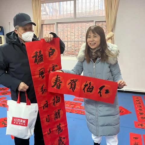 【我为群众办实事】小寨路街道育华社区举办“龙飞凤舞迎新春，挥毫泼墨暖人心”写春联送春联活动