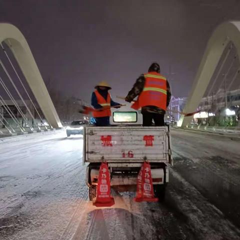 撒盐除雪保畅通 守护群众出行路