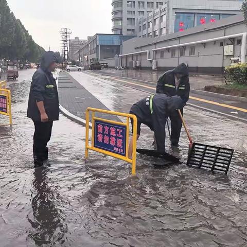 强降雨袭城  武陟城管全力守护城市安全