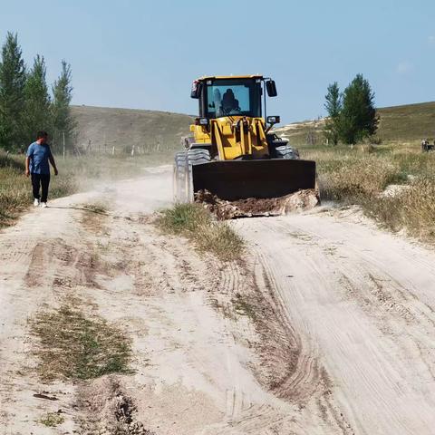 修整田间道路  助力秋收保畅通