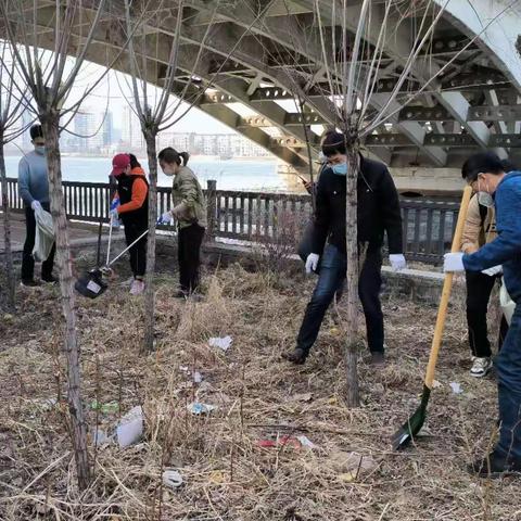 新抚街道积极开展河湖垃圾清理专项行动