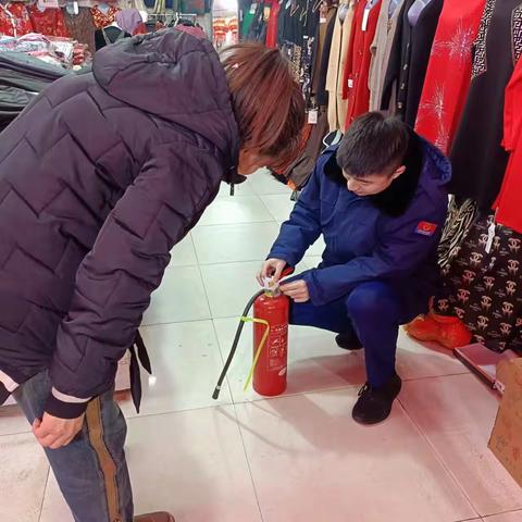 以“演”筑防 防患未“燃”河东街道龙凤大厦商户开展业主消防器材使用及 应急疏散方法培训