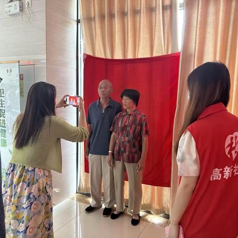 “爱的证照” 倡导婚育新风尚 ——临港社工站协助民政办公室开展集体补办结婚证活动