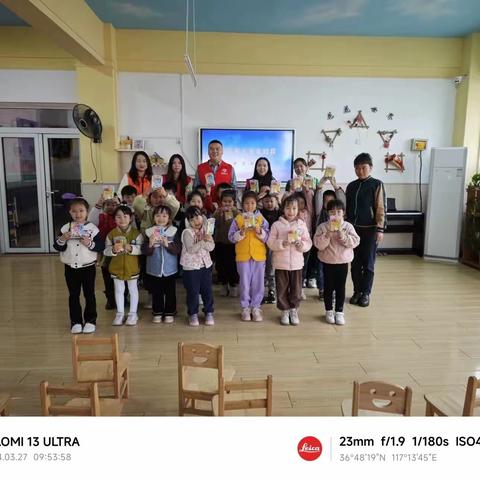 临港社工站组织开展 “春风花又开守护你我他”未成年人关爱服务活动