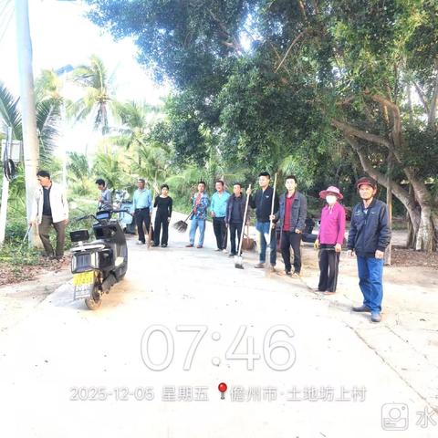 木棠镇二图村委会开展环境整治工作